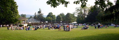 Crowd for The Burns Sisters